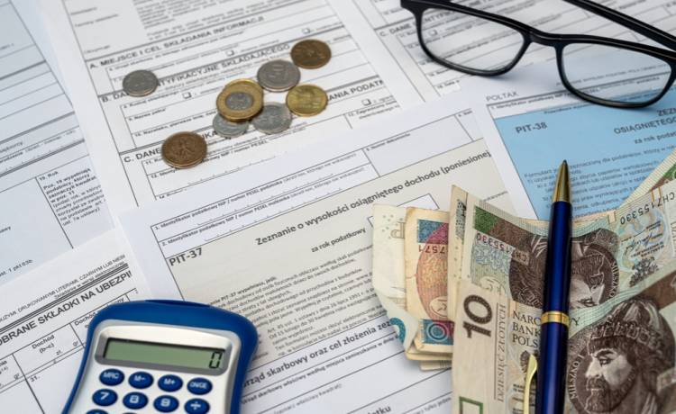 Spóźniłeś się z PIT-em? Sprawdź, jakie konsekwencje grożą za nieterminowe rozliczenie, fot. Shutterstock