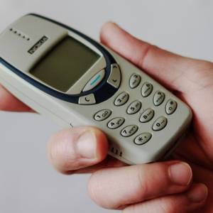Mężczyzna połknął telefon. Lekarze znaleźli w jego ciele Nokię 3310 [ZDJĘCIA]