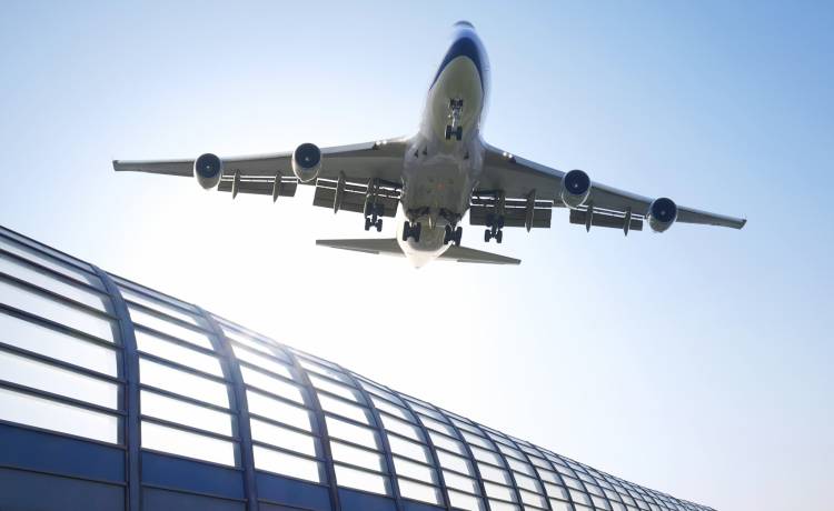 Silny podmuch wiatru niemal zepchnął samolot. O krok od katastrofy! [WIDEO]