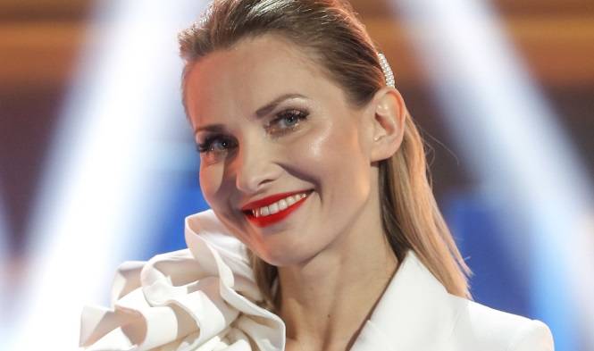 Joanna Moro zrzuciła ubrania. Drobniutkie kwiaty niewiele zasłaniają! [WIDEO]