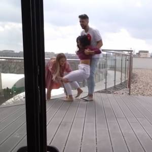 Youtuberzy zrobili niebezpiecznego pranka bliskiej osobie. "Niedobrze mi" - krzyczała mama influencera