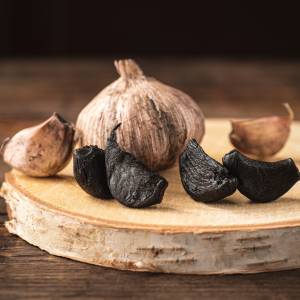 Czarny czosnek może zdziałać cuda. Dlatego warto włączyć go do diety 