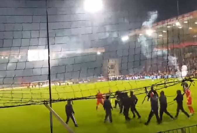 Kibice wtargnęli na murawę. Genialna reakcja polskiego bramkarza [WIDEO]