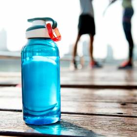 Prezent z myślą o środowisku – jak nowoczesne bidony reklamowe pomagają ograniczyć ilość plastiku?