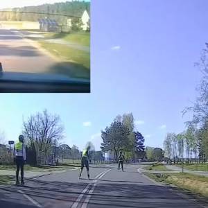 Rolkarze zaczęli wyprzedzać samochód na rondzie z obu stron. Nagranie trafiło do sieci! [WIDEO]