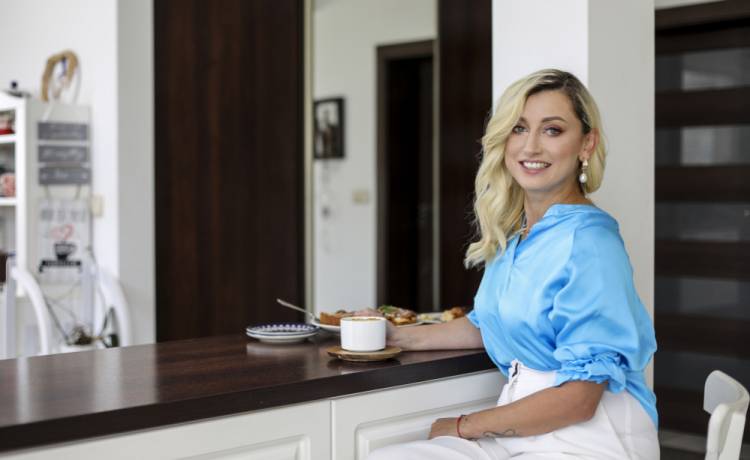 Rozanielona Justyna Żyła dumnie odsłania kobiece wdzięki. W takim wydaniu nie pokazuje się zbyt często! [WIDEO]