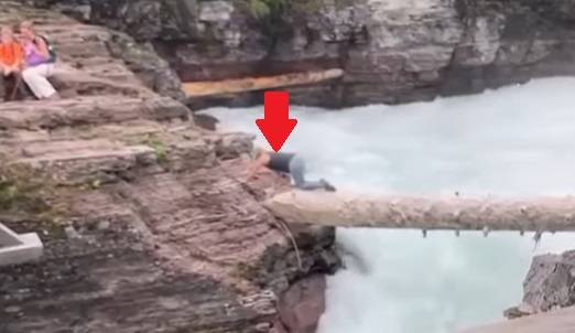 Chciała zrobić sobie zdjęcie w wodospadzie. Mogła zginąć w rwącym nurcie! [WIDEO] 