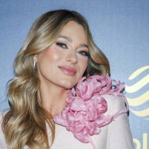 Marcelina Zawadzka kokietuje na nowym nagraniu. Kreacja podkreślająca biust to hit! [WIDEO]