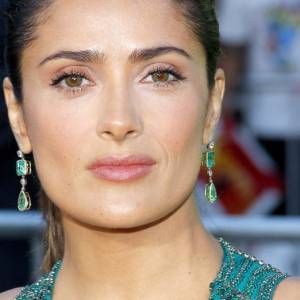 Salma Hayek w obcisłym stroju schodzi do oceanu. Fani: "Ten zasuwak chyba nie wytrzyma..." [FOTO]