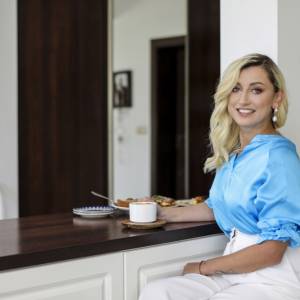 Rozanielona Justyna Żyła dumnie odsłania kobiece wdzięki. W takim wydaniu nie pokazuje się zbyt często! [WIDEO]