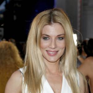 Izabella Łukomska-Pyżalska wije się na rurze, odważnie prezentując ciało. "Czuję się mega sexy!" [ZDJĘCIA]