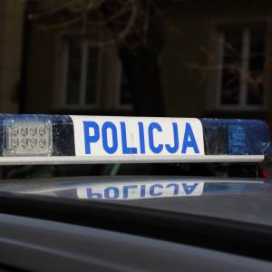 Zostawiła dziecko w aucie i poszła na zakupy. Twierdziła, że nie było jej tylko chwilę