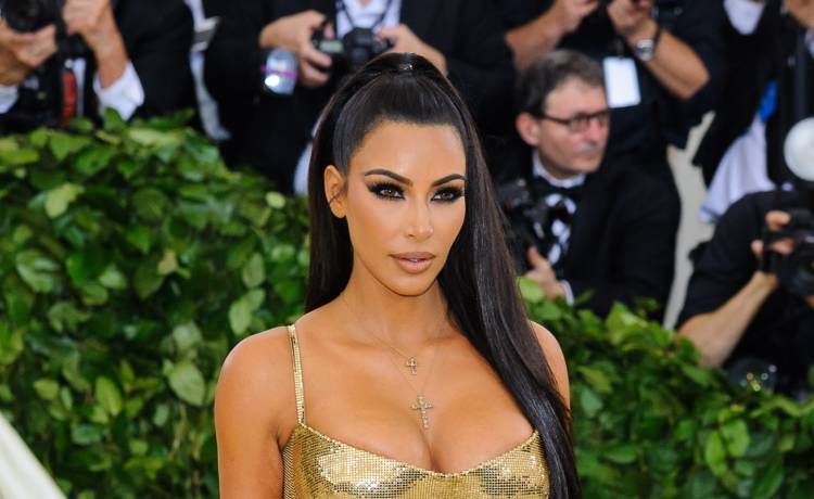 Kim Kardashian rozgrzewa w skąpym bikini! Celebrytka odsłoniła trochę za dużo ciała? [FOTO]