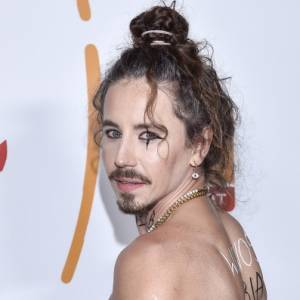 Michał Szpak w śmiałej stylizacji na festiwalu w Sopocie. Odważny strój wywołał kontrowersje [ZDJĘCIA]