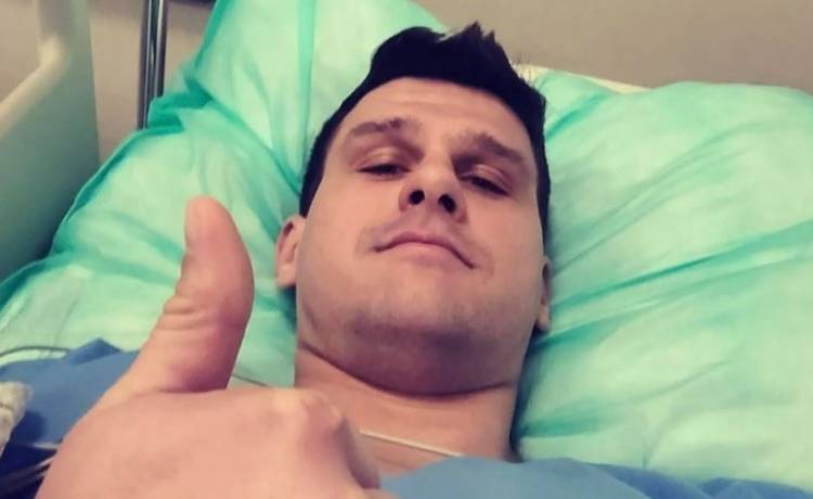 "Felek" z programu "Gogglebox" trafił do szpitala. Pokazał zdjęcie i ujawnił, jak się czuje