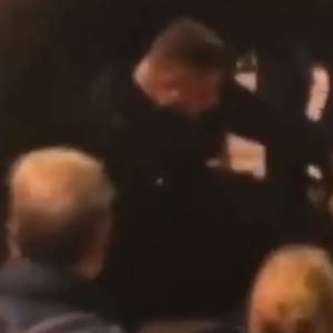 Groźny incydent przy trumnie brytyjskiej królowej. Interweniowała policja [WIDEO]