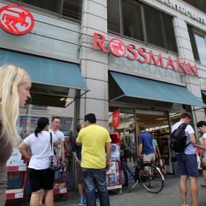 -55% w Rossmannie. Rusza gigantyczna promocja. Sprawdź listę przecenionych produktów