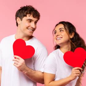 Tak zachowuje się osoba, która się w tobie zakochuje