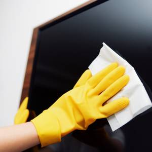 Czy ekran telewizora można umyć wodą z octem? Eksperci nie pozostawiają wątpliwości