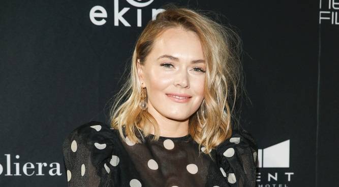 Pikantnie?! Aktorka "365 dni" tylko w rozpiętej koszuli. Intymne uniesienie jej służy [FOTO] 