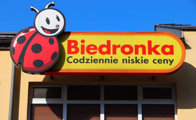 Biedronka. Sieć znów kusi dużymi promocjami. Produkty tańsze o nawet 80%