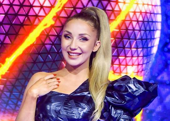 Cleo-kusicielka odsłania pośladki w stroju mikołajkowej elfki. "Jaki słodki reniferek!"