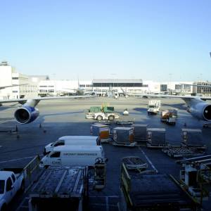 Niesforny pasażer amerykańskich linii lotniczych ujarzmiony przez stewardesę. Broniła się dzbankiem do kawy