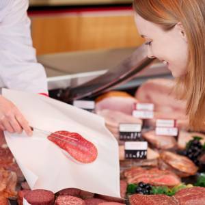 Trzymasz wędlinę w lodówce w folii? Popełniasz błąd! Oto dlaczego