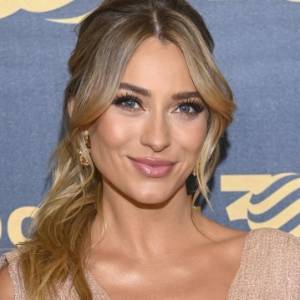 Marcelina Zawadzka w sukience z głębokim dekoltem. W opisie mowa o "ciążowych" kadrach! 