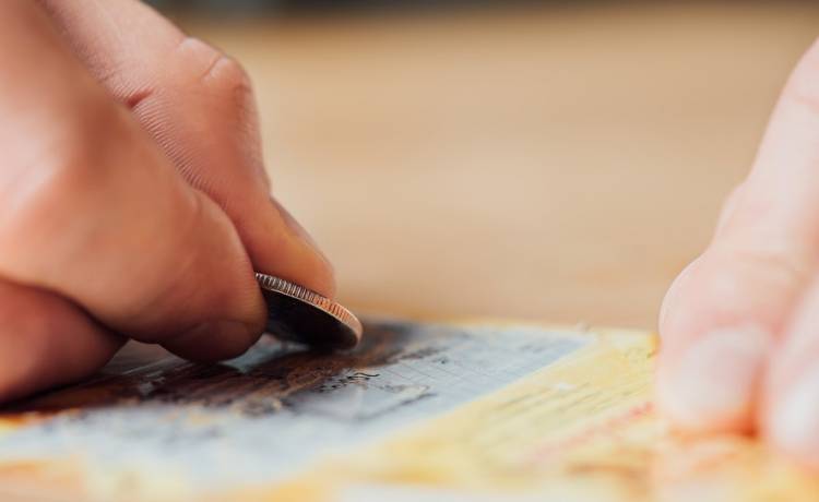 Starsza pani wygrała fortunę, a właściciel kolektury uciekł z kuponem. Co stało się z jej wygraną?