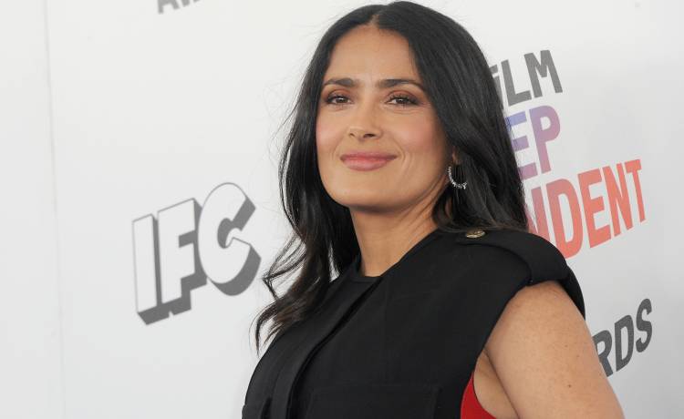 Salma Hayek wskoczyła w szykowną kreację. Głęboki dekolt ściąga całą uwagę [FOTO]