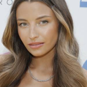 Julia Wieniawa w "wieczorowym" wydaniu. Internauci pomylili ją z Hailey Bieber [ZDJĘCIE]