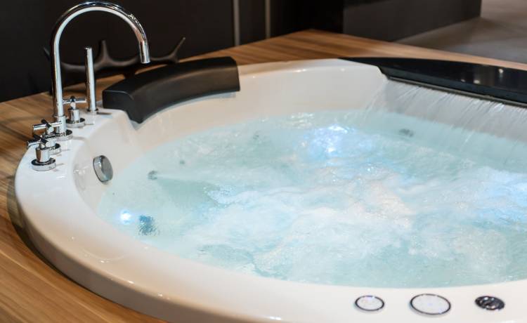 Jeden z krakowskich studentów wyposażył swój akademicki pokój w... jacuzzi!  Sprawę bada uczelnia