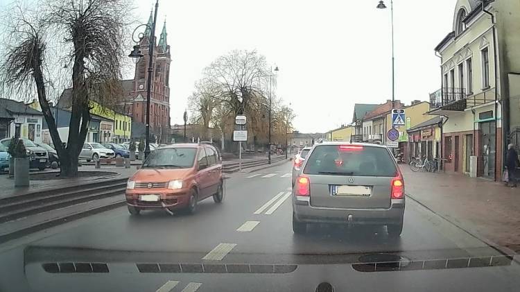 Niecierpliwy kierowca chciał ominąć korek. Podjął fatalną decyzję! Internauci: "Pośpiech poniża" [WIDEO]