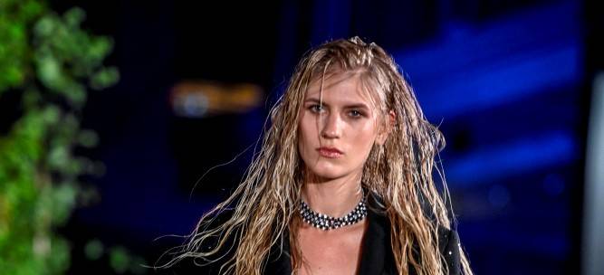 Julia Sobczyńska pozuje w półprzezroczystej sukni: "Na drugie mam Alicja" [FOTO]