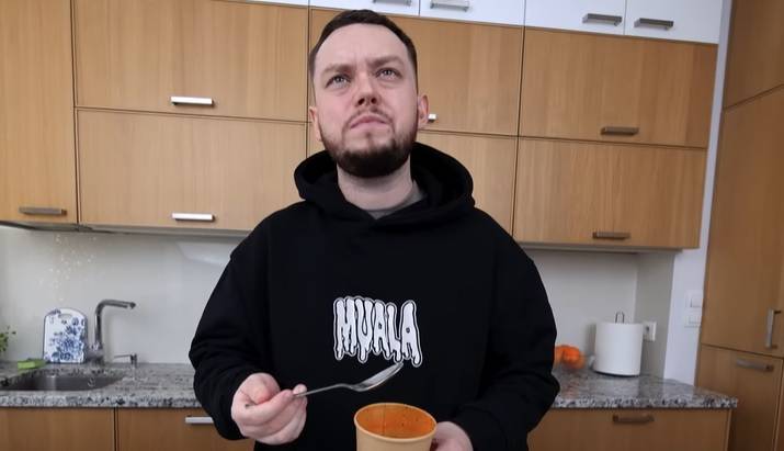 Jak smakuje i ile kosztuje jedzenie na stołówce sejmowej? Książulo sprawdził 