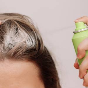 Koniec z białym nalotem po suchym szamponie. Jest nowy hit na tłuste włosy