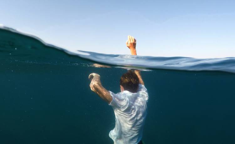 Sen o tonięciu zdarza się większości z nas. Co oznacza?