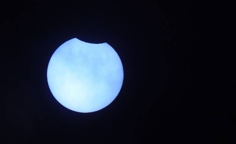 Tak prezentowało się zaćmienie Słońca. Zdjęcia robią wrażenie! [FOTO]