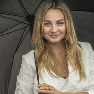 Małgorzata Socha kusi głębokim dekoltem! Gwiazda "Przyjaciółek" wybrała oryginalną stylizację i podzieliła internautów! 