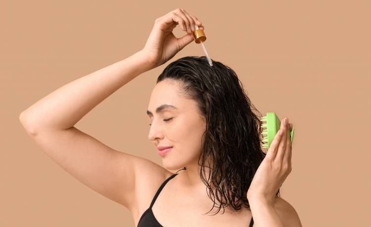 Włosy rosną jak szalone. Ten naturalny olejek zawojował TikToka, fot. Shutterstock