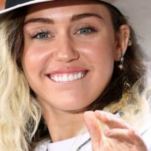 Miley Cyrus topless i w maseczce! Intymny kadr trafił do sieci