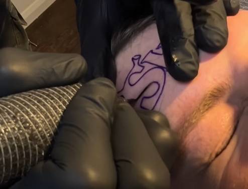 Wytatuował na czole napis "Shrek". Internauci nie mają litości [WIDEO]