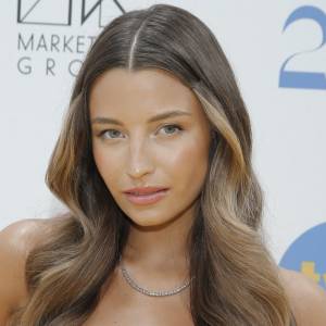 Julia Wieniawa topless. Stanęła przodem do obiektywu. Tak odważne zdjęcia to u niej rzadkość! [FOTO]