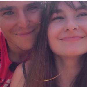 Joanna i Kamil z "Rolnik szuka żony 8" na nowej fotografii: "Trzy kurczaki na jednym zdjęciu". Słowa uczestniczki show zwróciły uwagę internautów!  