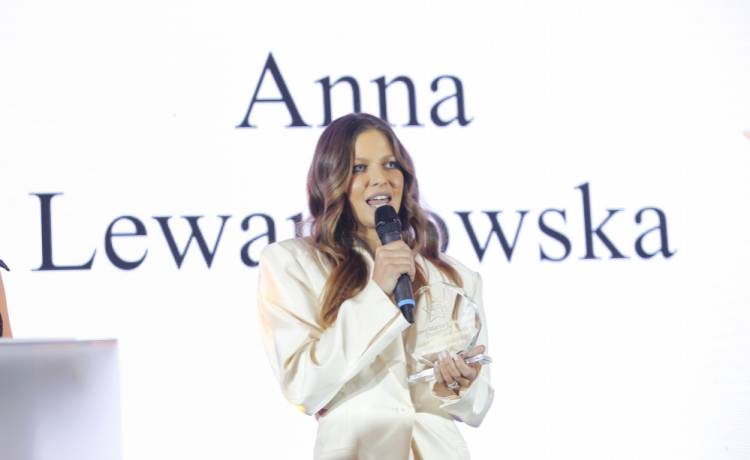 Anna Lewandowska wreszcie pokazała twarze córek. "Klara podobna do taty, a Laura to mała Ania" [ZDJĘCIE]