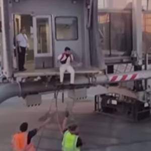 Spóźnił się na lot i chciał wbiec po odsuniętym rękawie. Na oczach pasażerów runął z wysokości [WIDEO] 