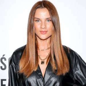 Karolina Gilon we fryzurze wprost z lat 90. Wygląda fenomenalnie!