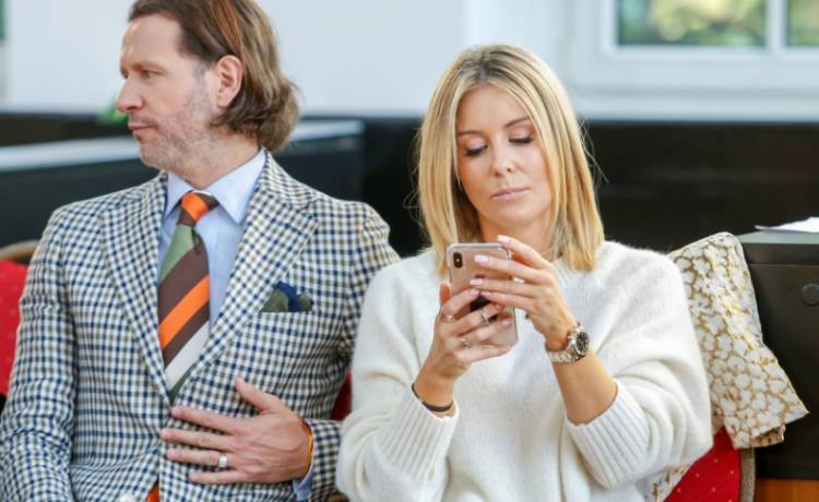 Małgorzata Rozenek-Majdan przesadziła z retuszem? Internauta komentuje: "A podłoga za Gośką faluje, ha ha" 