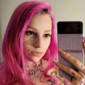 Young Leosia odsłania dekolt podczas błogiego wypoczynku. "Idealna" [FOTO]